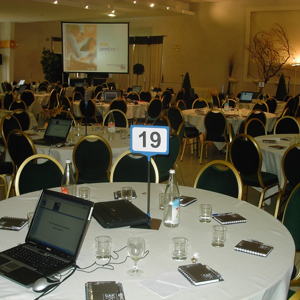 table ronde  diametre 150 152 cm 8 personnes location montbrison andrezieux feurs boen (1)