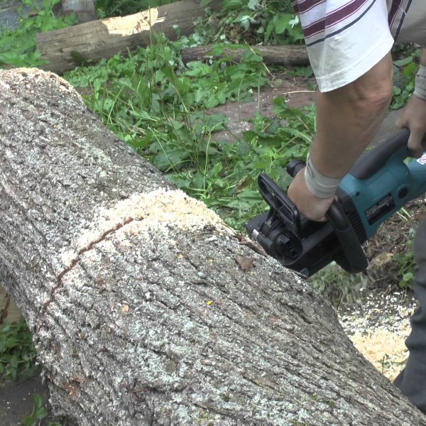 tronçoneuse electrique makita 1